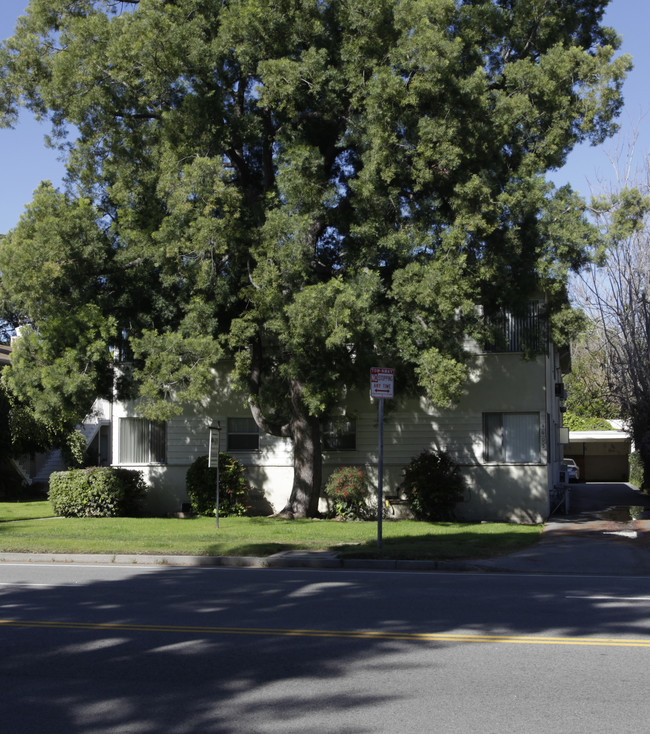 4605 Fulton Ave in Van Nuys, CA - Foto de edificio - Building Photo