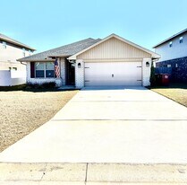 211 Baycliff Dr in Crestview, FL - Building Photo