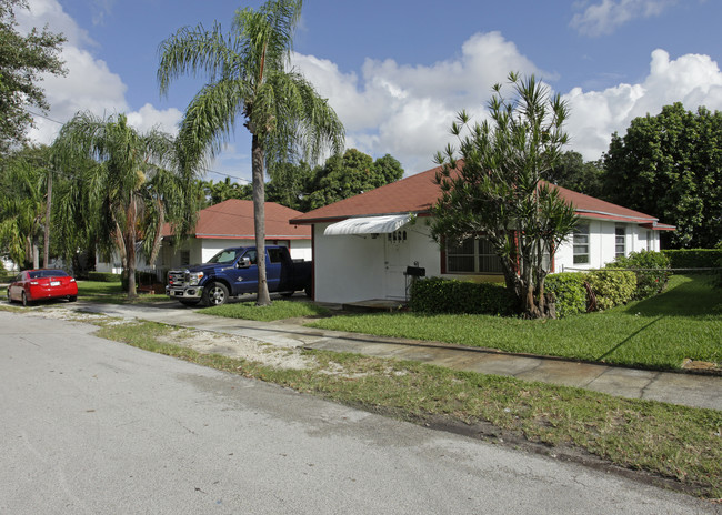 2463-2471 NE 184th Ter in North Miami Beach, FL - Building Photo - Building Photo