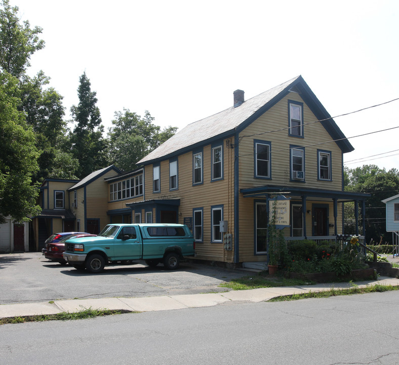 56 Pleasant St in Greenfield, MA - Foto de edificio