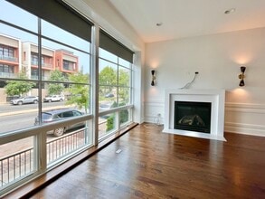 2453 W Irving Park Rd in Chicago, IL - Building Photo - Building Photo