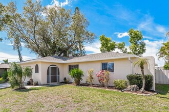324 SE 17th Pl in Cape Coral, FL - Building Photo - Building Photo
