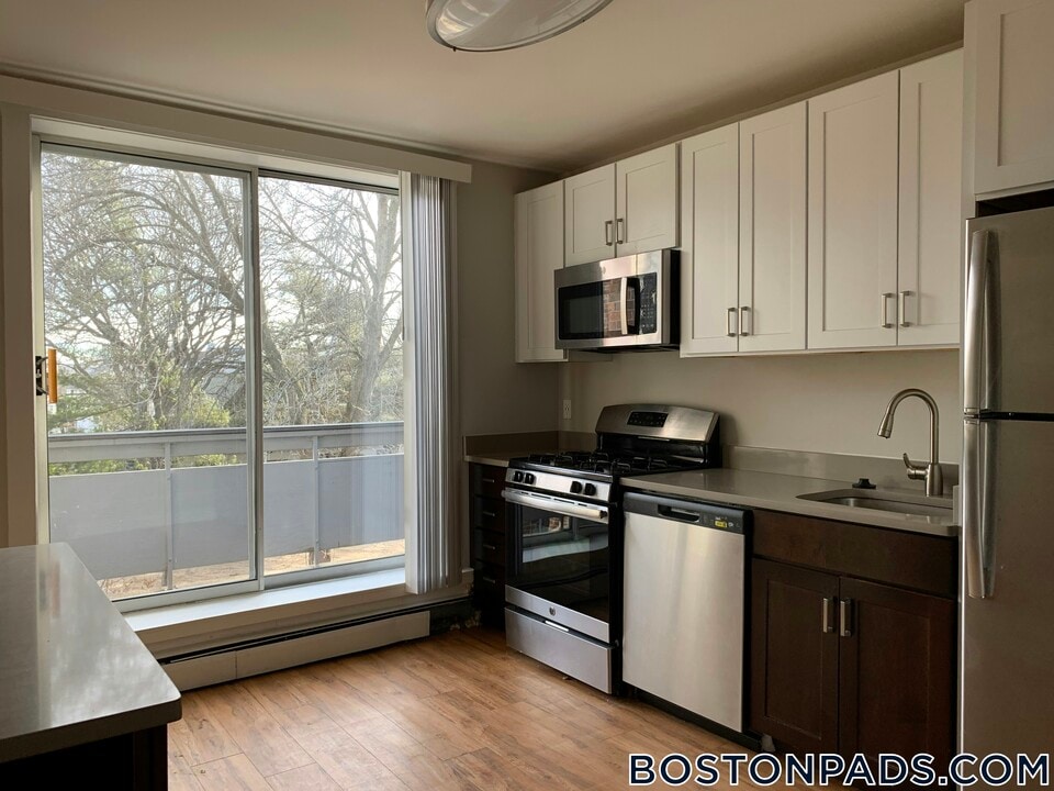 9 Bronsdon St in Boston, MA - Building Photo