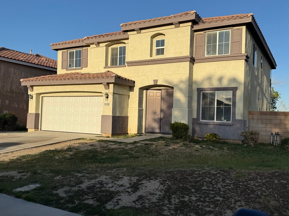 45120 Palm Ln in Lancaster, CA - Building Photo
