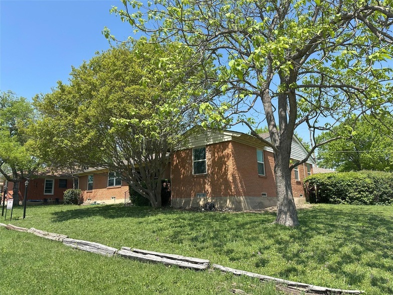1771 Mariposa Dr, Unit 284-304 in Dallas, TX - Building Photo