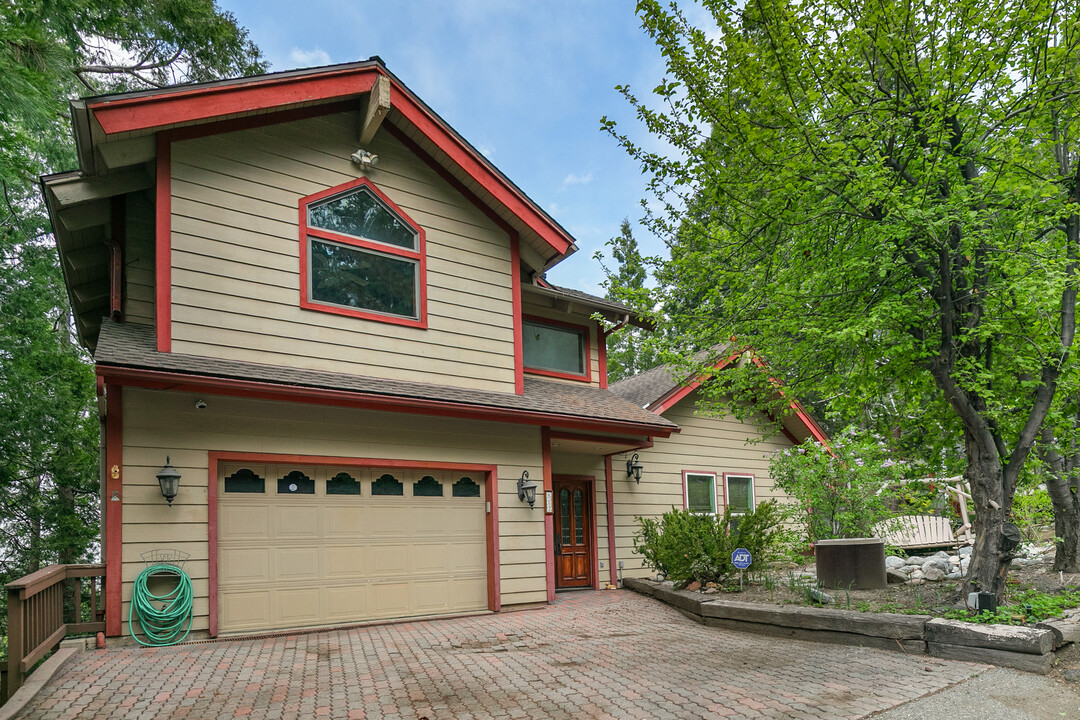 817 Nadelhorn Dr in Lake Arrowhead, CA - Building Photo