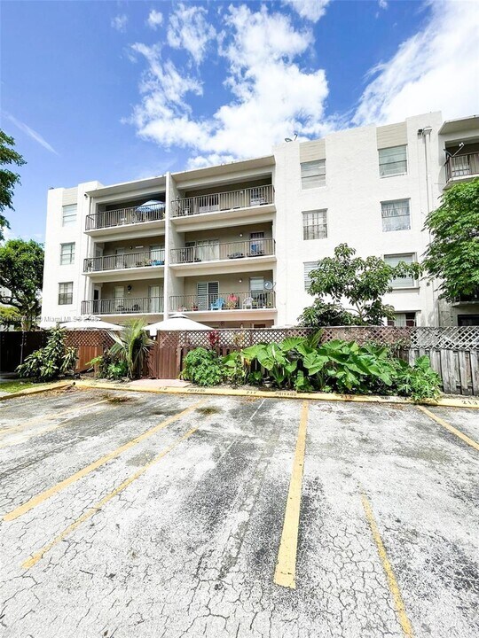 5665 W 20th Ave in Hialeah, FL - Building Photo