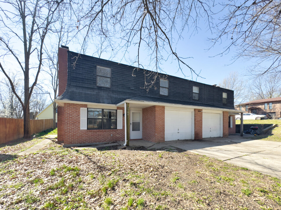 4504 W Millbrook Dr in Columbia, MO - Building Photo