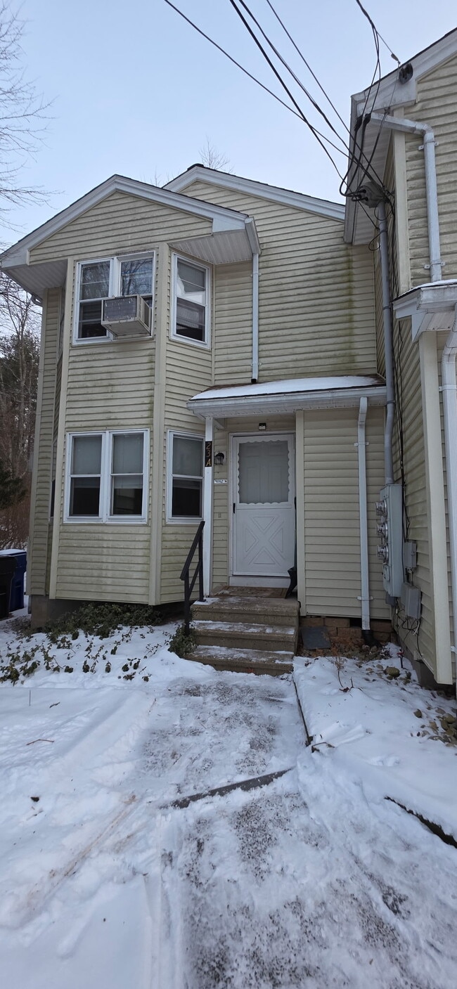 23 Mill St in Broad Brook, CT - Foto de edificio - Building Photo