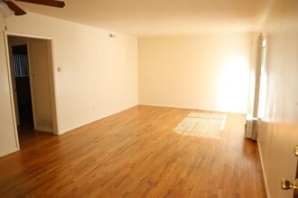 11811 Beverly in Whittier, CA - Foto de edificio - Interior Photo