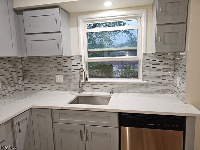 38 Riverview Cir in Little Falls, NJ - Foto de edificio - Building Photo