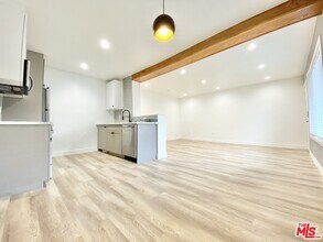 6350 Willoughby Ave-Unit -5A in Los Angeles, CA - Foto de edificio - Building Photo