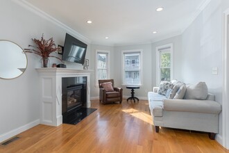 21 Fairbanks St, Unit #1 in Boston, MA - Building Photo - Building Photo