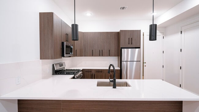 215 Newark Pompton Tpke in Little Falls, NJ - Building Photo - Building Photo