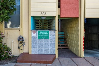 Bel Aire Courtyard in Oakland, CA - Building Photo - Building Photo