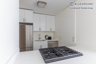 279 E 44th St in New York, NY - Building Photo - Building Photo