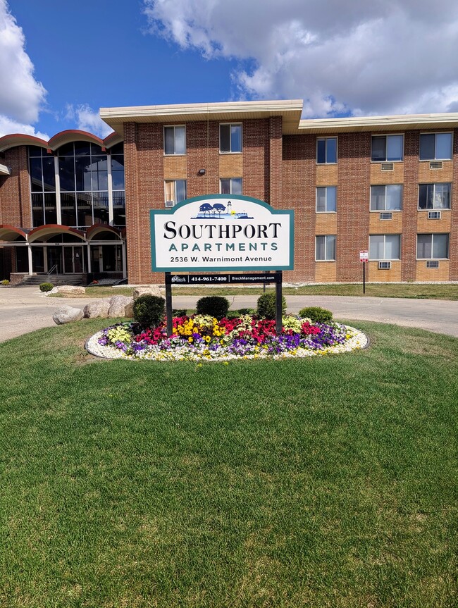 Southport Apartments in Milwaukee, WI - Foto de edificio - Building Photo