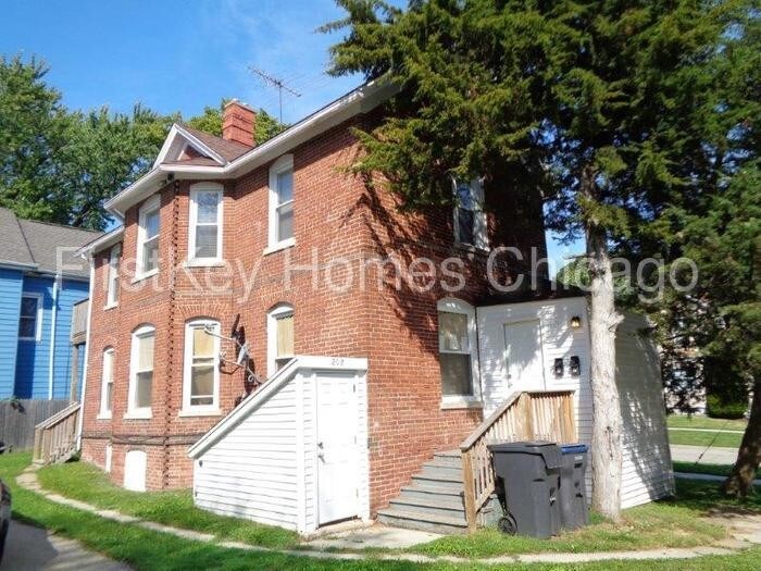 202 S Park Ave-Unit -2 in Waukegan, IL - Building Photo