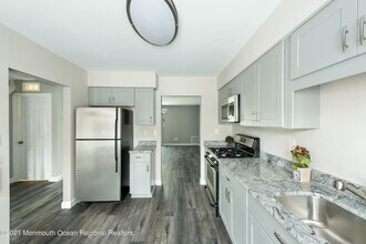 14 Stuart Dr in Freehold, NJ - Building Photo - Building Photo
