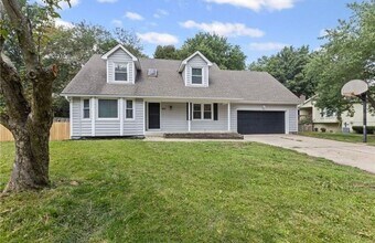 602 SE Brentwood Dr in Lee's Summit, MO - Building Photo - Building Photo