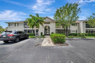 8110 S Woods Cir in Ft. Myers, FL - Building Photo