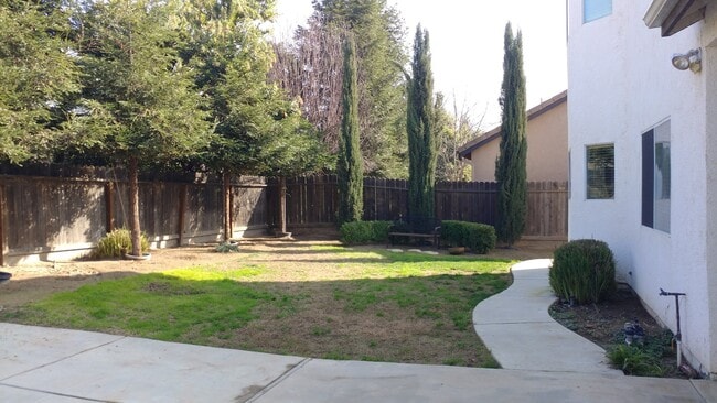 1090 E Royal Dornoch Ave in Fresno, CA - Building Photo - Building Photo