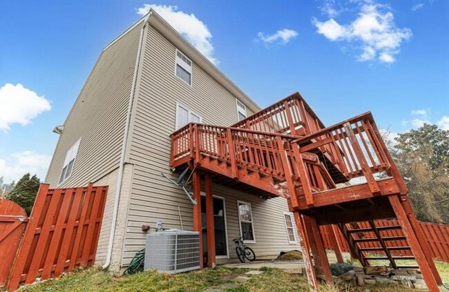 15835 Meherrin Way in Woodbridge, VA - Foto de edificio - Building Photo