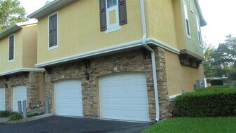 10102 Courtney Oaks Cir in Tampa, FL - Building Photo