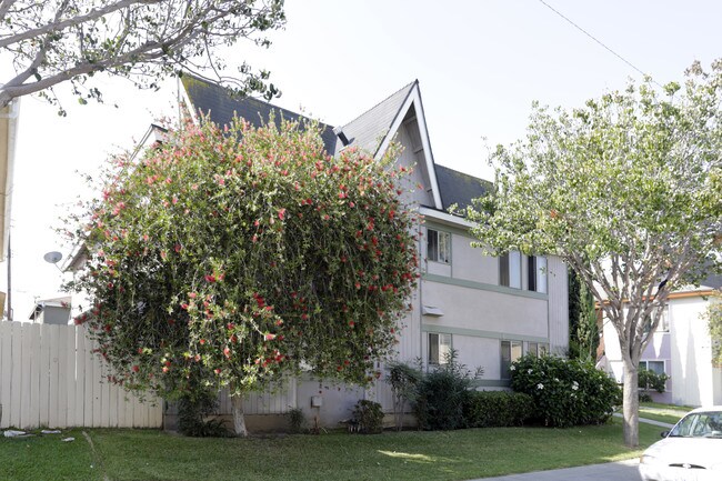 1009 Mission Rd in Costa Mesa, CA - Foto de edificio - Building Photo