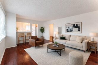 906 Edgewood St, Unit 2 in Inglewood, CA - Foto de edificio - Building Photo