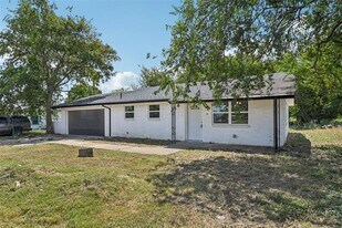 111 W Spurgeon St in Itasca, TX - Building Photo