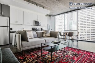 215 W Lake St in Chicago, IL - Building Photo