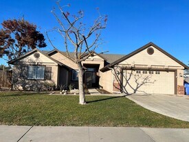 686 Millbrook St in Hanford, CA - Building Photo