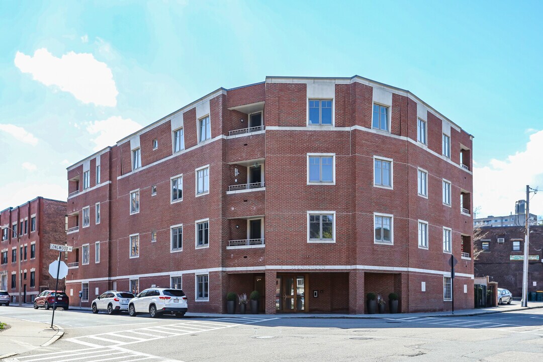 11 Longwood Ave in Brookline, MA - Building Photo