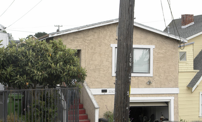 2262 E 25th St in Oakland, CA - Foto de edificio - Building Photo