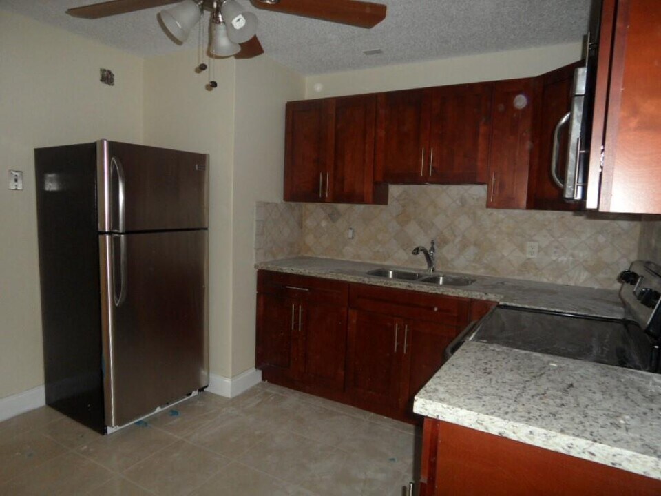 2724 SW 46th St in Fort Lauderdale, FL - Building Photo