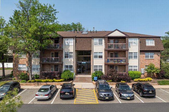 Green Plaza in Iselin, NJ - Building Photo - Building Photo