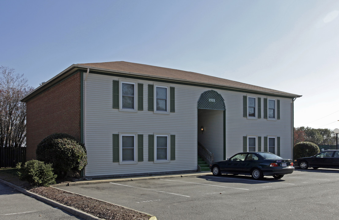 Green Meadows Apartments in Virginia Beach, VA - Building Photo