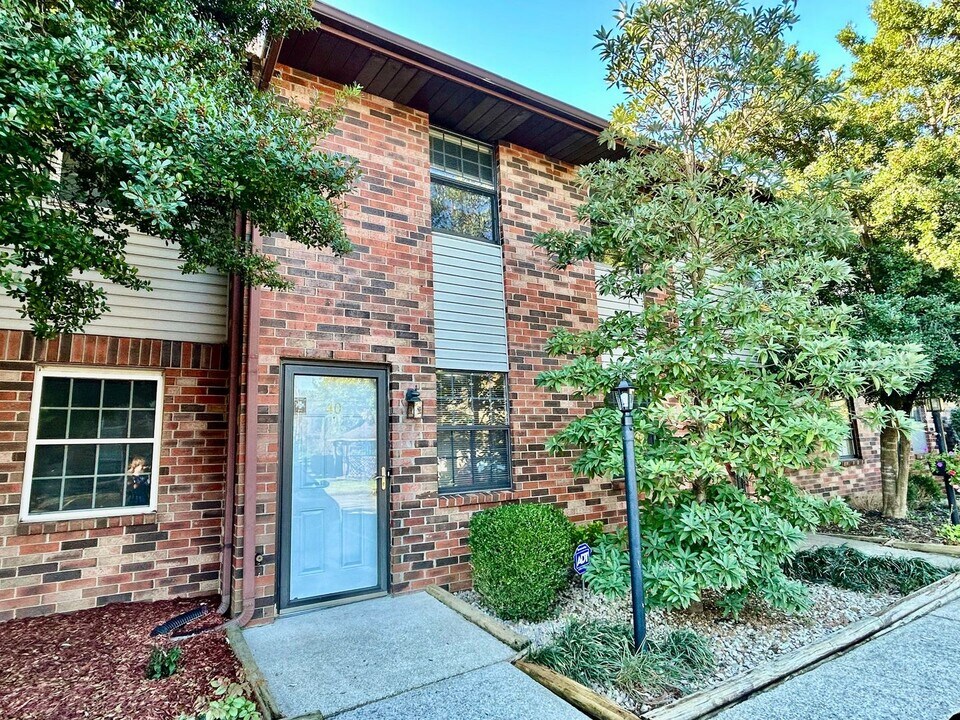 550 Darby Creek Rd in Lexington, KY - Building Photo