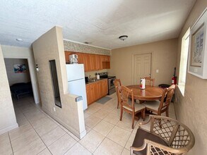 212 SW 2nd Terrace in Dania Beach, FL - Foto de edificio - Building Photo