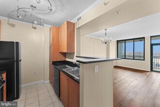 851 N Glebe Rd in Arlington, VA - Building Photo - Building Photo