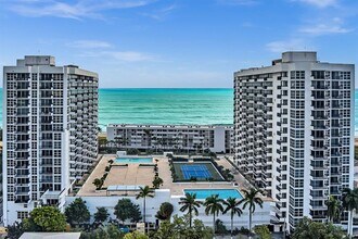 525 N Ocean Blvd in Pompano Beach, FL - Foto de edificio - Building Photo