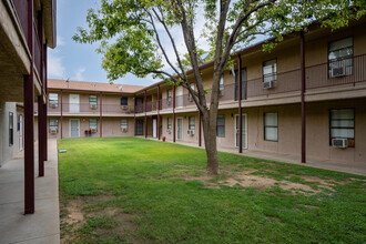 Yucca Flats Apartments in Carlsbad, NM - Foto de edificio - Building Photo