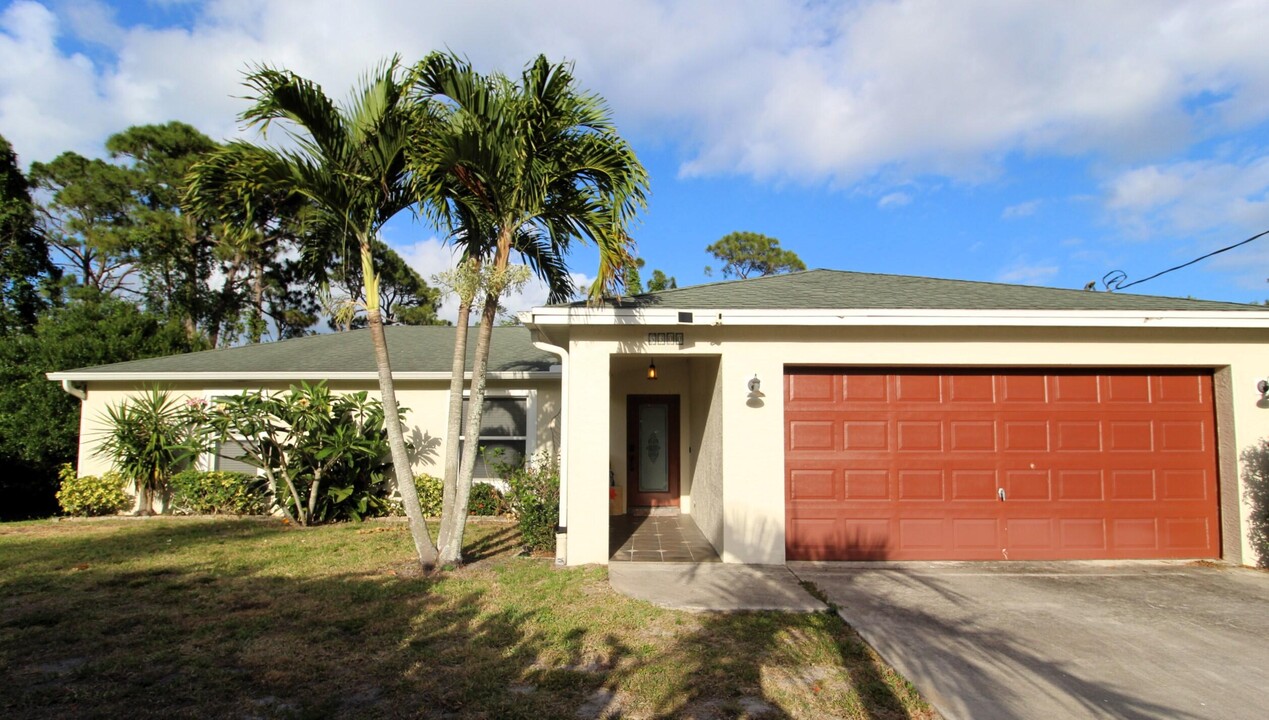 5300 Seagrape Dr in Fort Pierce, FL - Building Photo