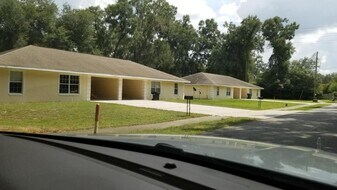 611 N West St in Bushnell, FL - Building Photo