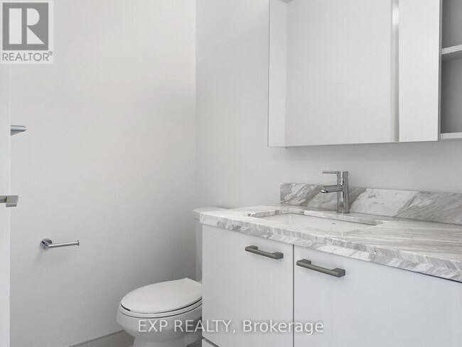 2221 Yonge St in Toronto, ON - Building Photo - Building Photo