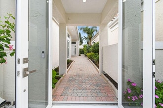 118 Coral Cay Dr in Palm Beach Gardens, FL - Building Photo - Building Photo