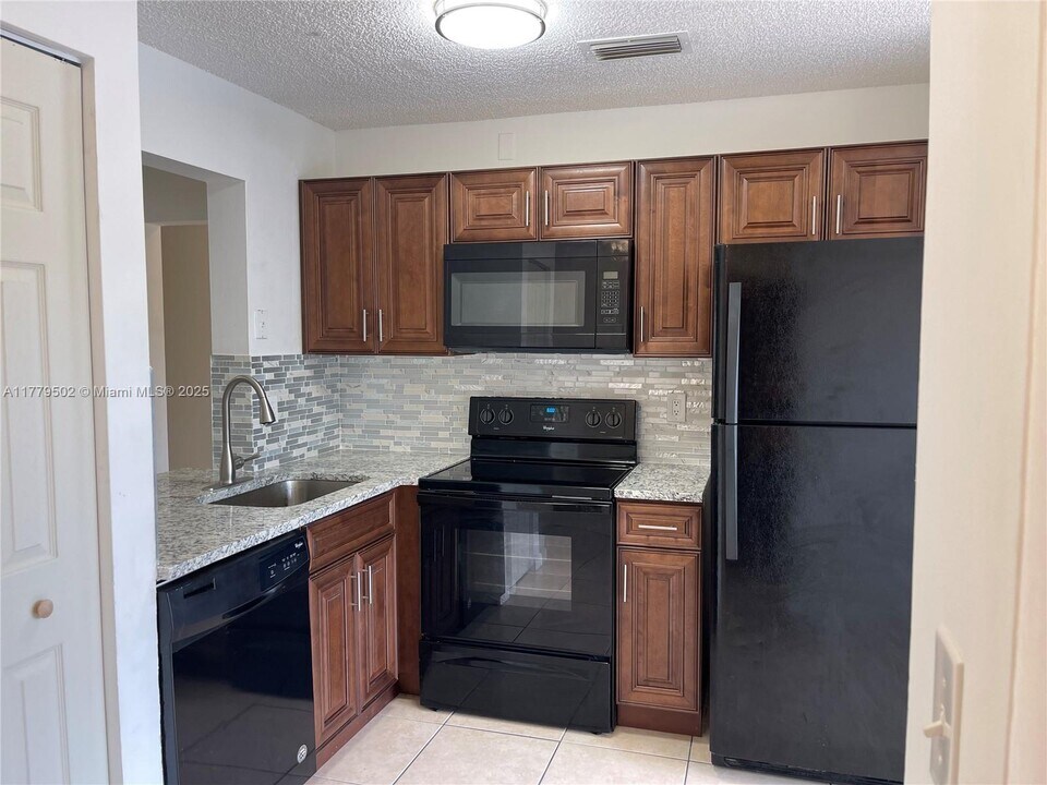 2584 Riverside Dr in Coral Springs, FL - Building Photo