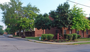 Peter G. Noll Apartments in Newport, KY - Foto de edificio - Building Photo