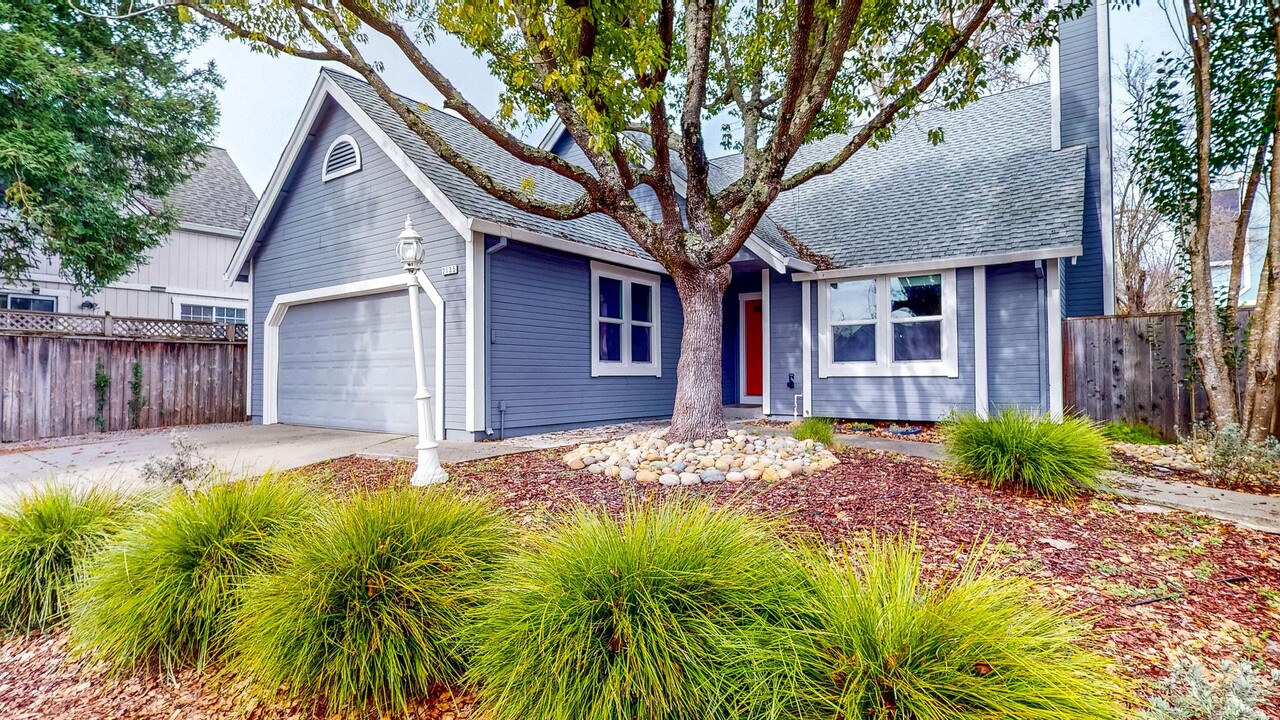 2135 Pebblewood Ct in Santa Rosa, CA - Building Photo